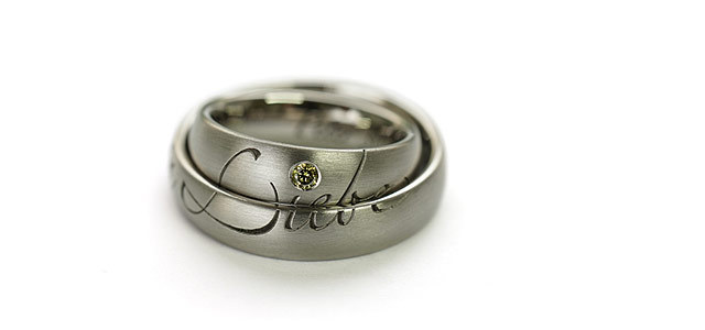 FINGERGLÜCK – Ringe mit geteilter Gravur FINGERGLÜCK – Ringe mit geteilter Gravur